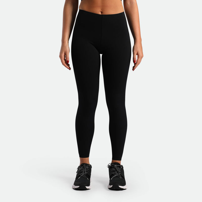 a fit woman wearing legging black plus the shoes black 