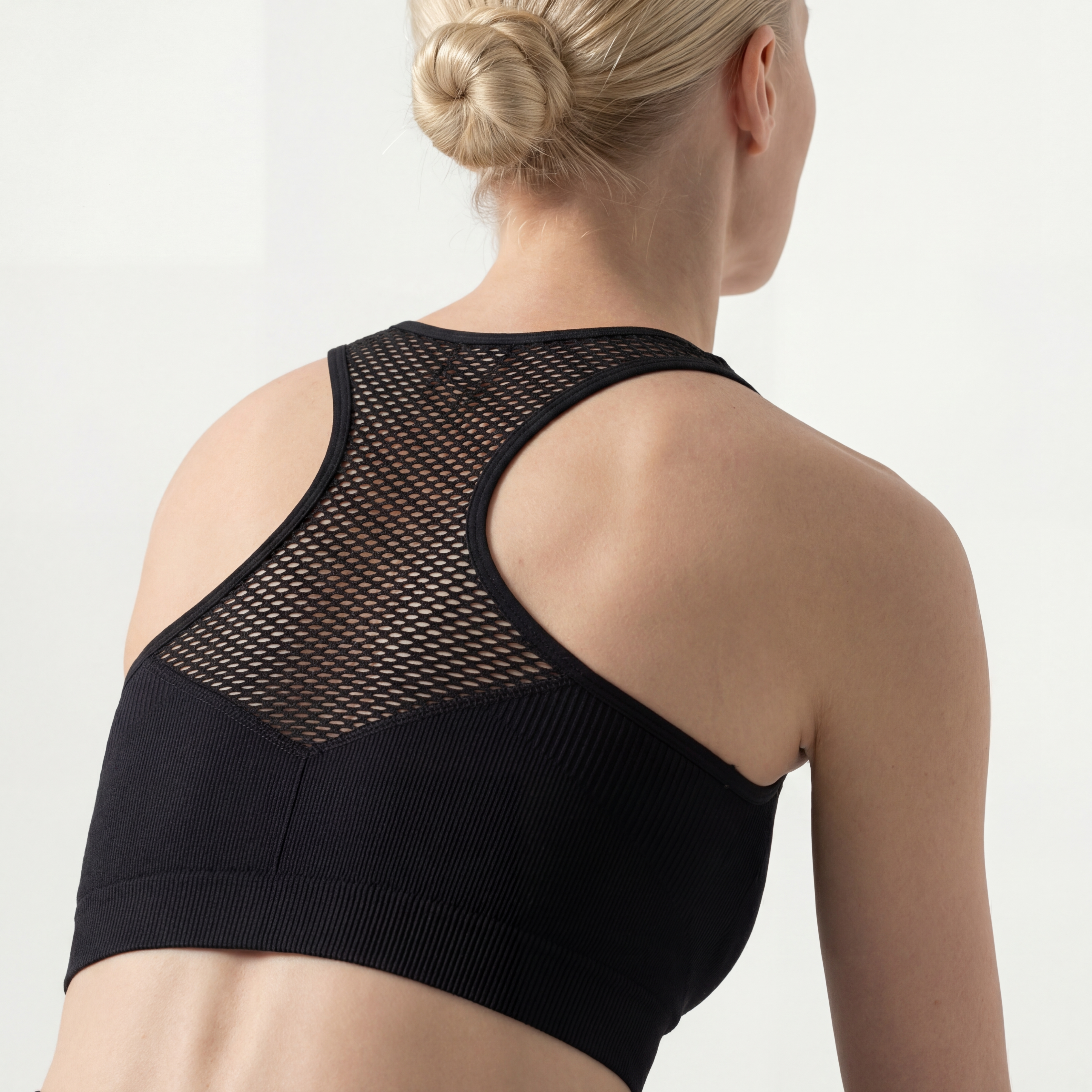 WOMEN-ESSENTIAL-SEAMLESS-MESH-BRA (BLACK)