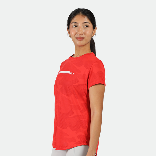 a fit woman stand at right and wearing camo red t-shirt with logo and short grey 