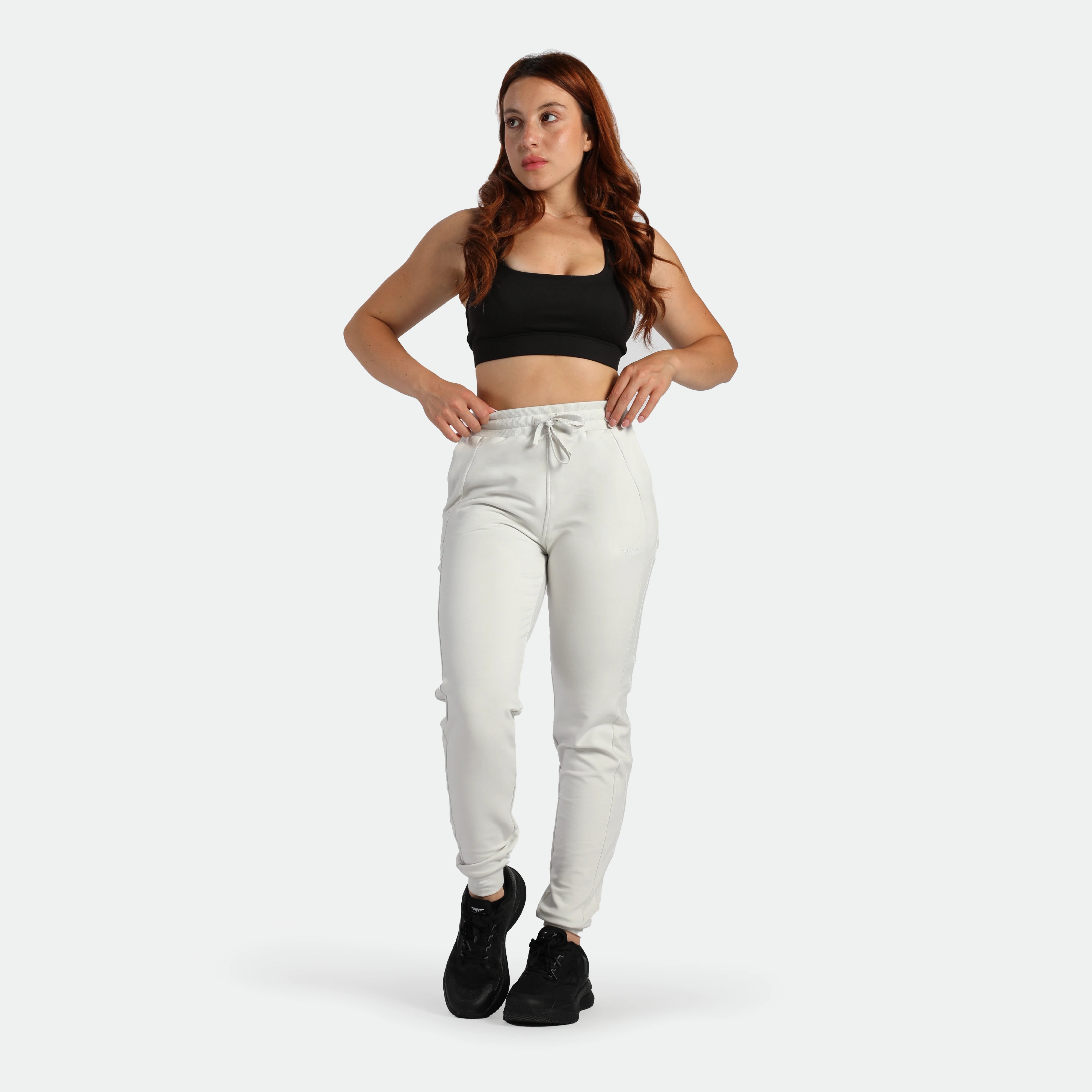 a fit man wearing crop top black with pants cloud grey ,plus the shoes black 