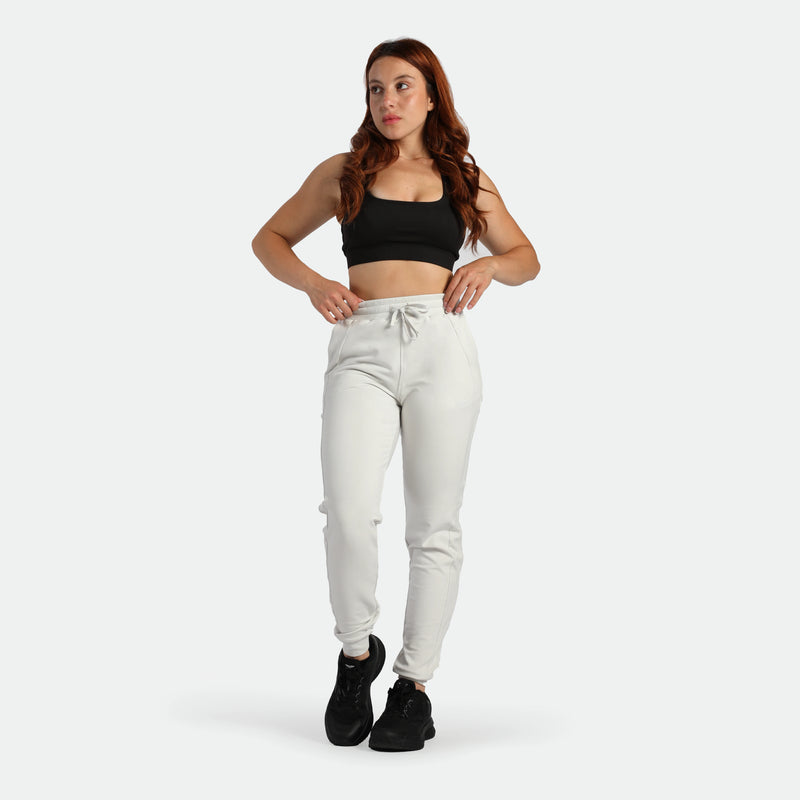 a fit man wearing crop top black with pants cloud grey ,plus the shoes black 