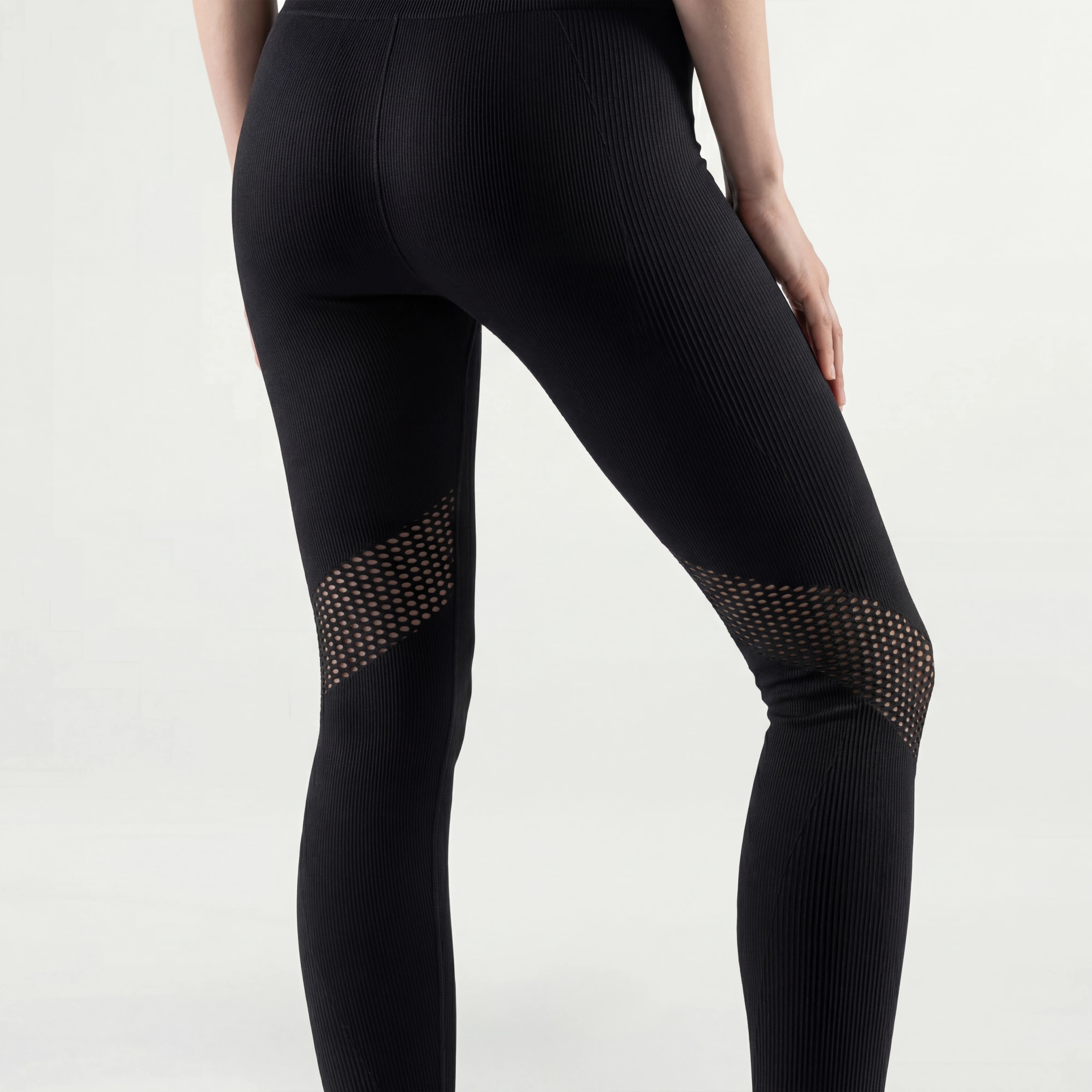 WOMEN-ESSENTIAL-SEAMLESS-MESH-LEGGING (BLACK)