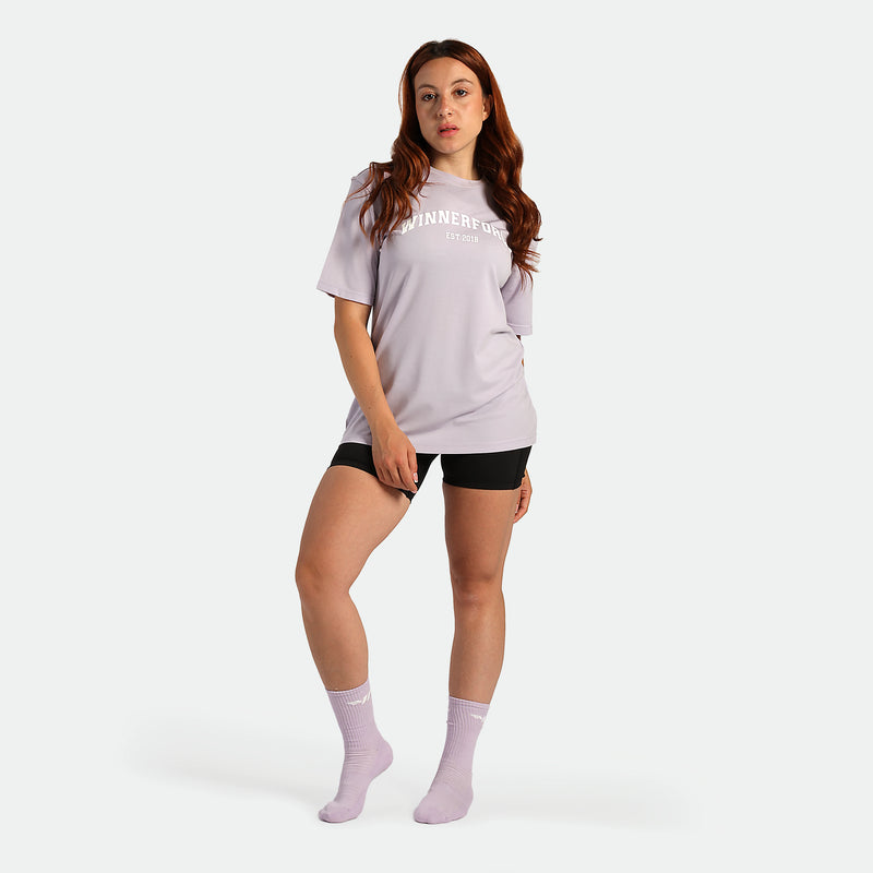 a fit woman wearing t-shirt purple and short black ,plus the socks purple 
