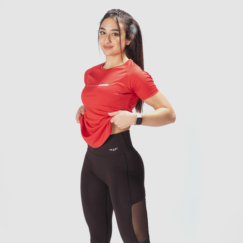 a fit woman wearing t-shirt red with logo ,plus the wearing a legging black with little mesh fabric and logo  