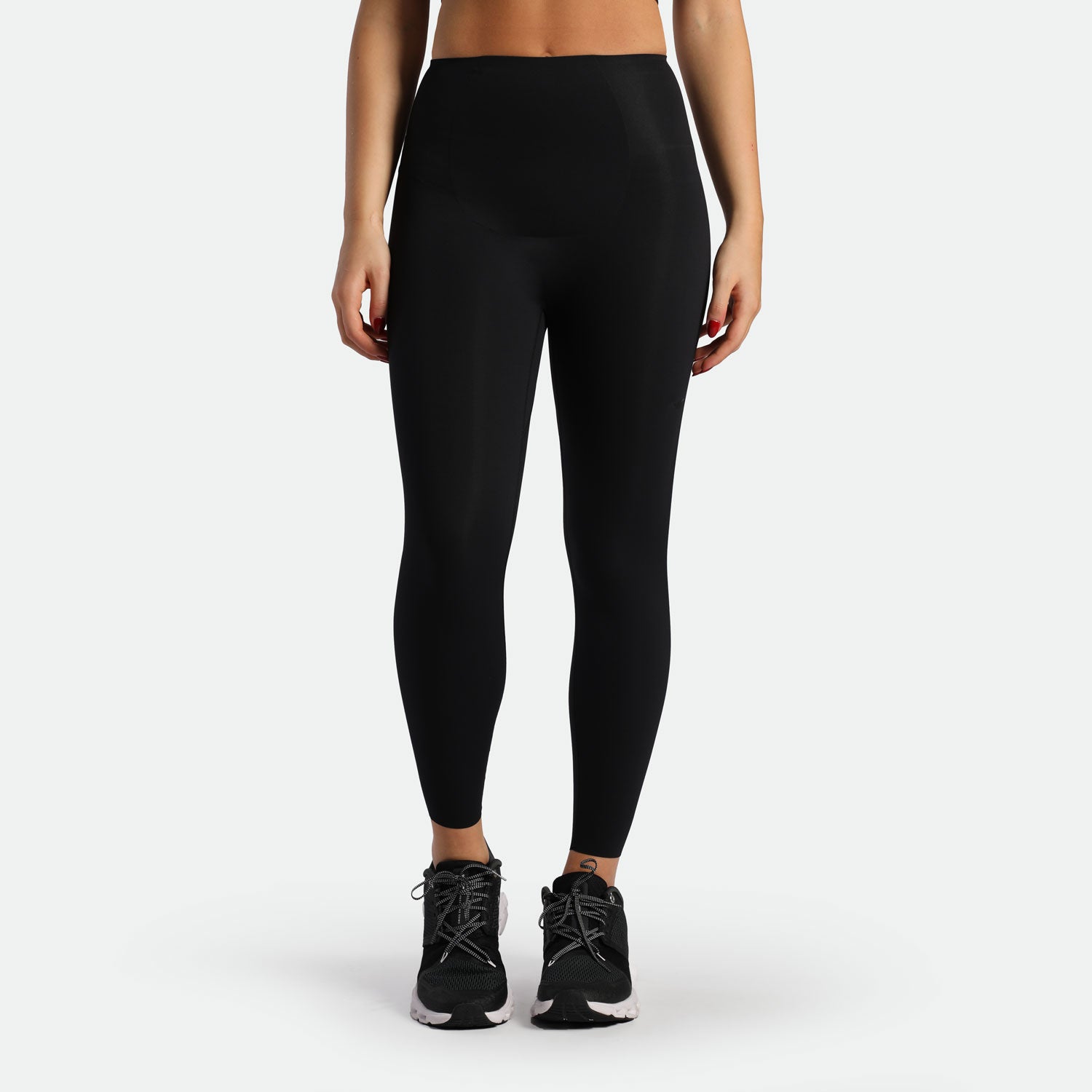 a fit woman wearing legging black with shoes black 