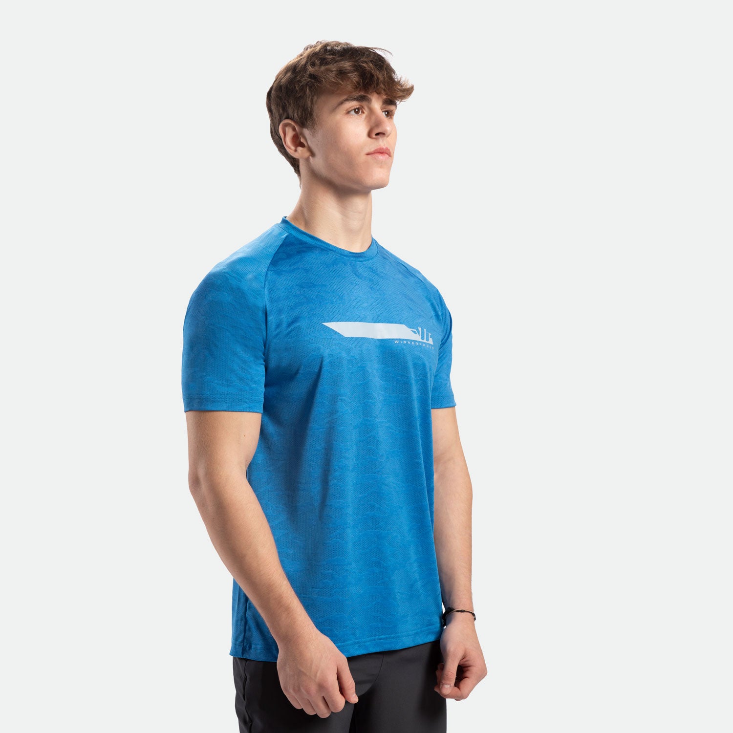 a fit man wearing t-shirt camo azure blue with logo and pants black 