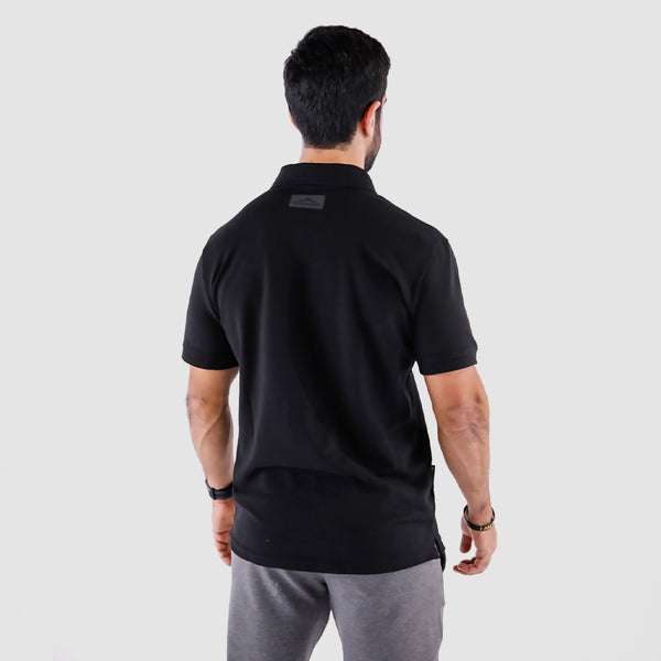 a back view for  fit man wearing t-shirt black with pants grey 