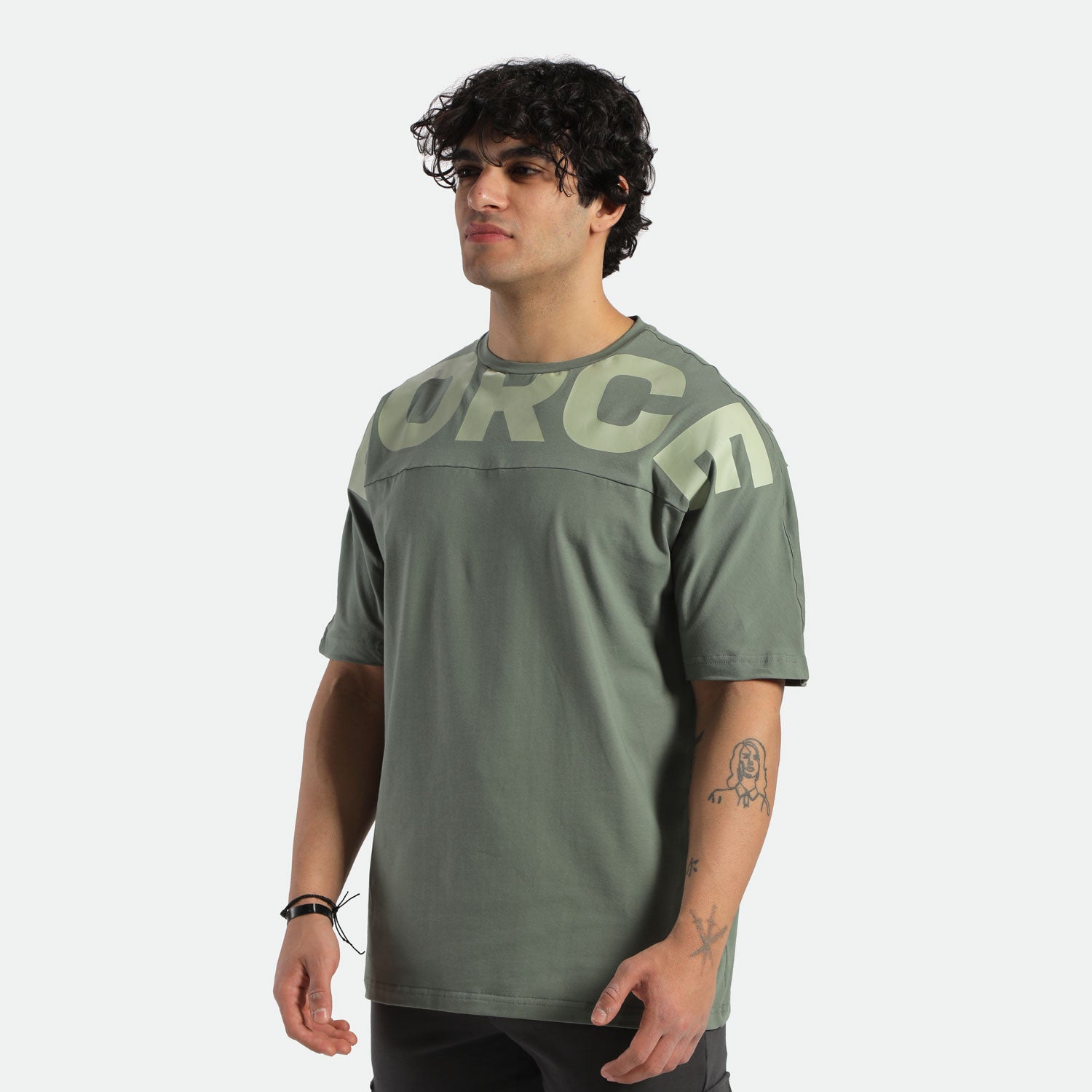 a fit man wearing t-shirt agave green with logo and pants black 