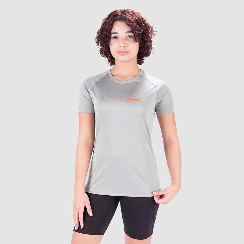 a fit woman wearing t-shirt grey with  logo orange and short black 