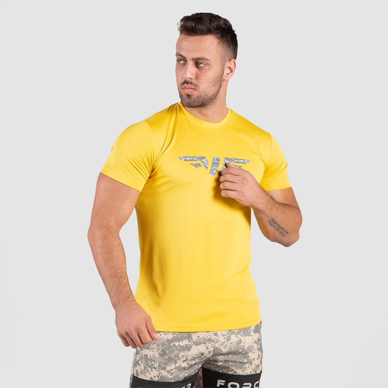 a fit man wearing t-shirt  yellow with short  acu grey                     